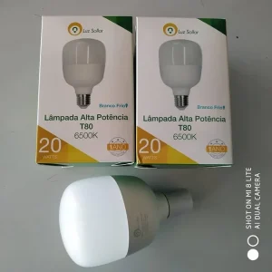 Foto com duas caixas de lâmpadas Led e um fora de 20 Watts, branco frio, 6500k da marca Luz Sollar