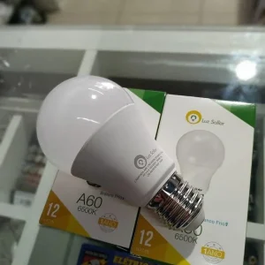 Foto com duas caixas de lâmpadas Led e um fora de 12 Watts, branco frio, 6500k da marca Luz Sollar
