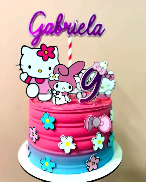 Bolo temático Hello Kitty nas cores rosa escuro, azul claro, com decoração da Hello Kitty, coelhinha e flores