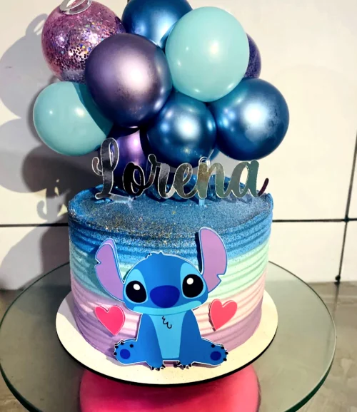 Bolo temático do Stitch masculino nas cores azul, branco e roxo claro