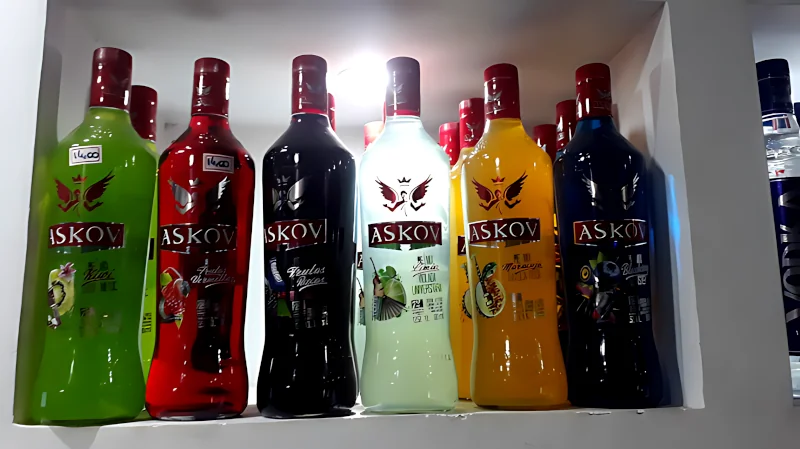 Estante com várias garrafas de bebidas Askov