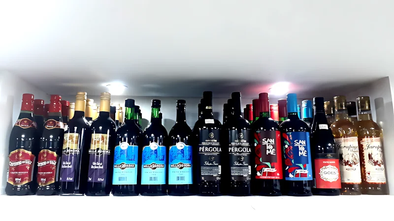 Fotos de Garrafas de Bebidas como San Tome, Pérgola, Vinhos