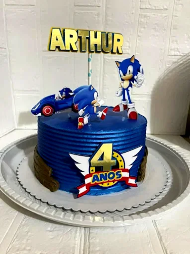 Bolo temático na cor azul e dourado do desenho infantil Sonic