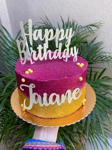 Bolo de aniversario feminino decorado com purpurina rosa e dourada